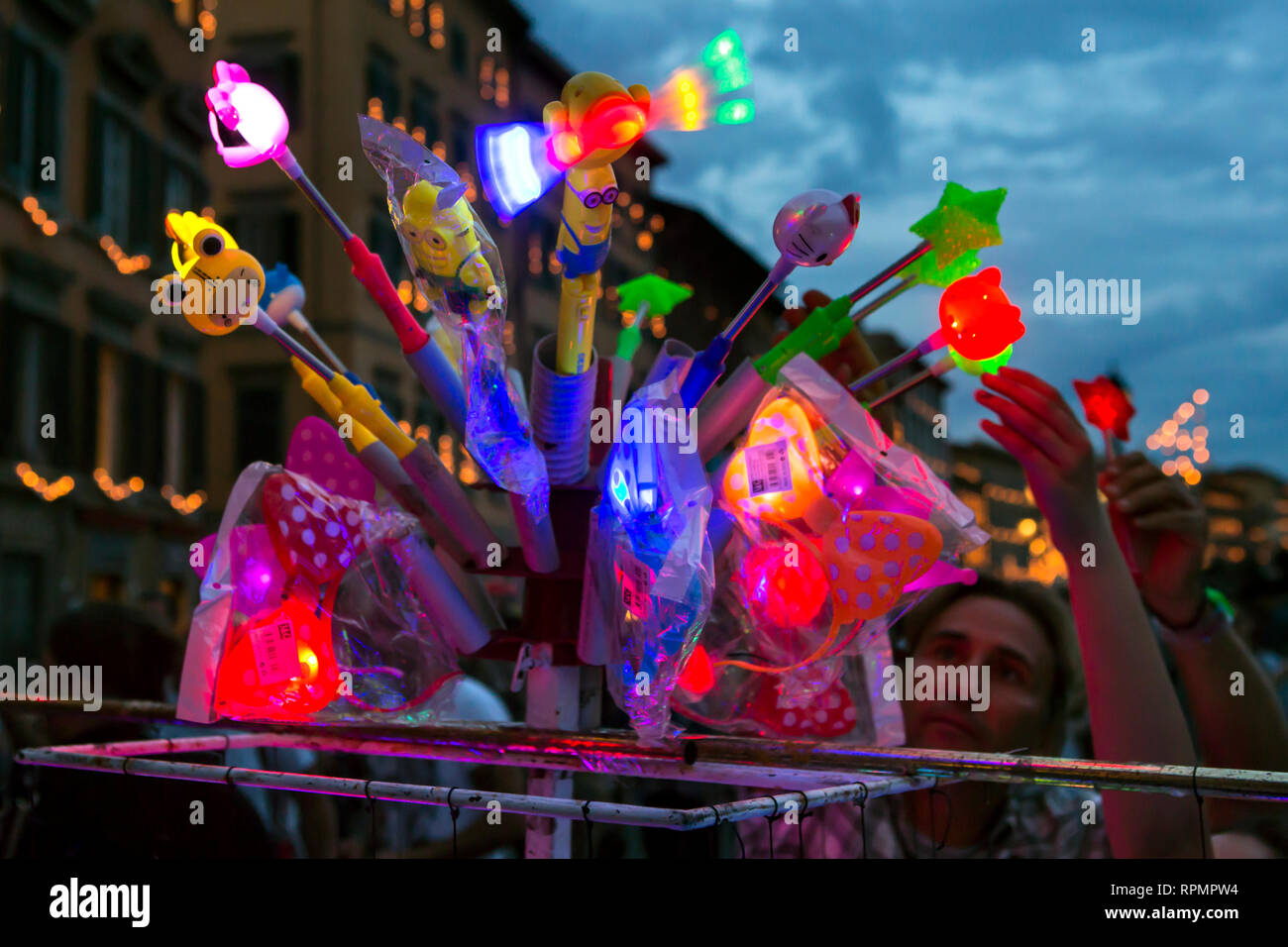 PISA - Il 16 giugno la Luminara festival si svolge in onore del patrono San Ranieri. Di notte edifici lungo il fiume Arno sono illuminati da candele. Foto Stock