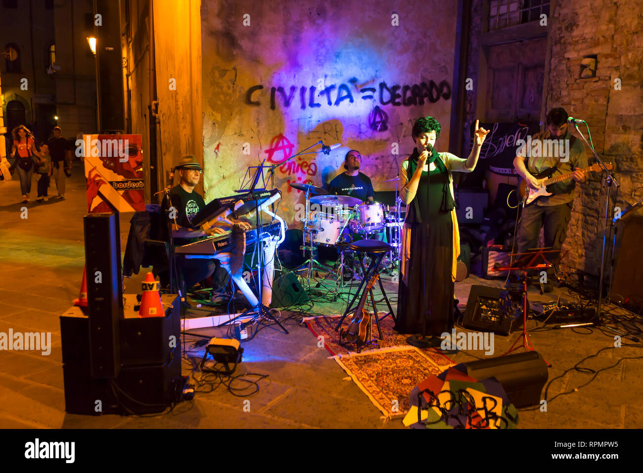 PISA - Il 16 giugno la Luminara festival si svolge in onore del patrono San Ranieri. Di notte edifici lungo il fiume Arno sono illuminati da candele. Foto Stock