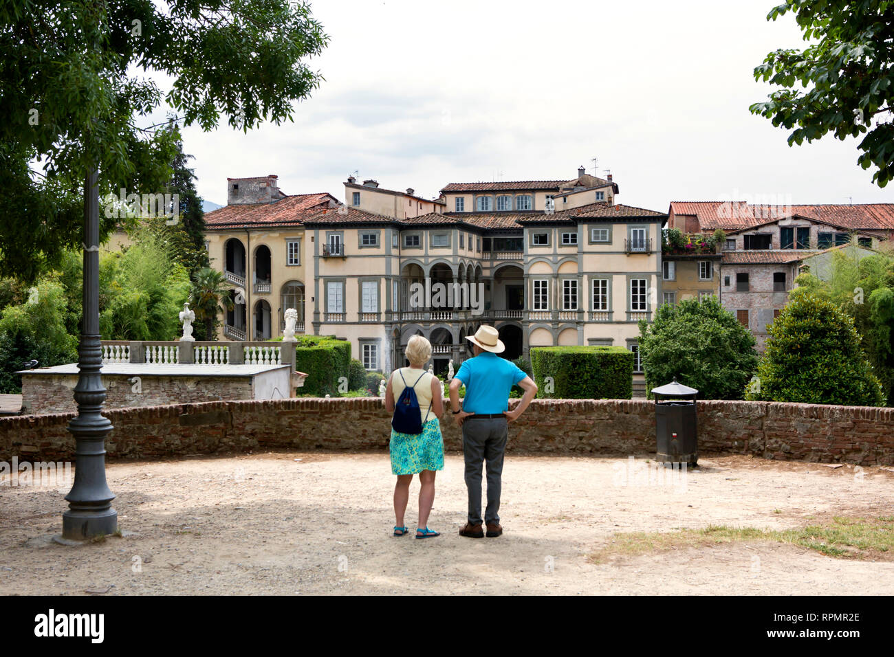 Lucca - Due turisti Americani sono ammirando la Pfanner casa che fu costruita nel XVII secolo. Foto Stock