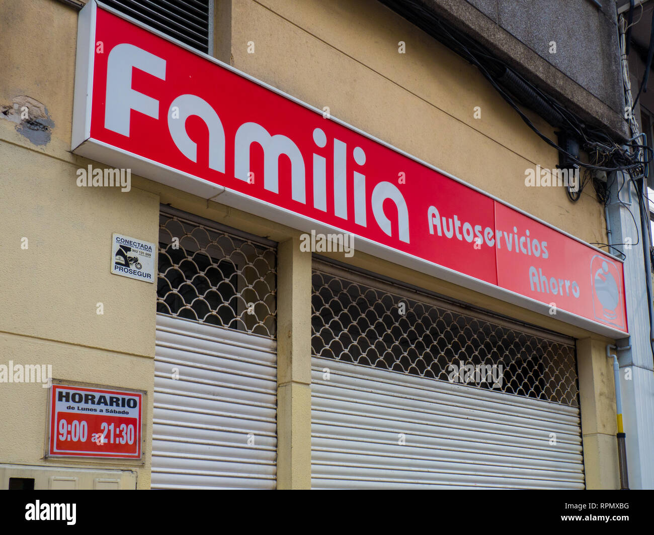 A Coruna, Spagna Febbraio 10, 2019 segno della Familia Mercato - Familia è un supermercato spagnolo Foto Stock