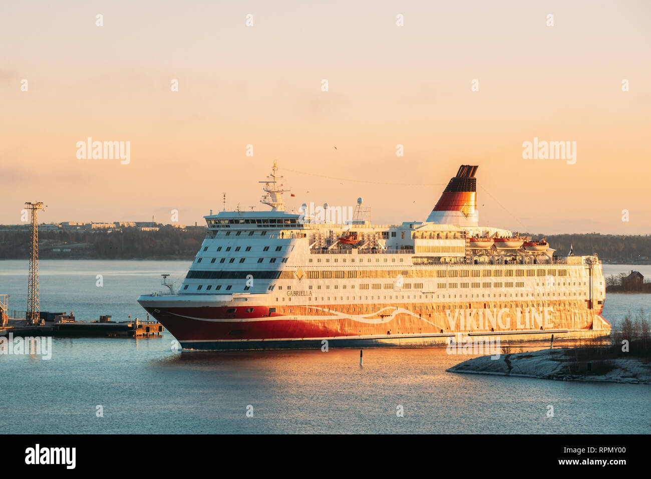Helsinki, Finlandia - 11 dicembre 2016: vista del traghetto moderno traghetto Viking Line vicino a galleggiante Blekholmen Valkosaari Isola presso Sunrise Sky. Foto Stock