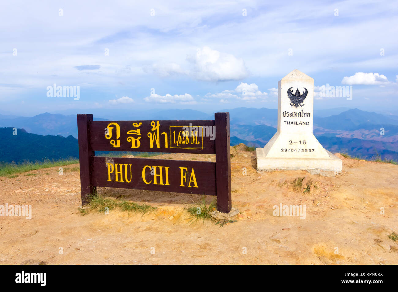 Chiang Rai, Thailandia, 1 Luglio 2015: segno di confine tra Thailandia e Laos sul Phu Chi fa Summit Foto Stock