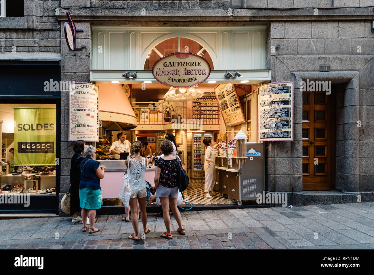 Saint Malo, Francia - 24 Luglio 2018: Turisti alla waffle shop nel centro della citta'. Brittany, Francia, Europa Foto Stock