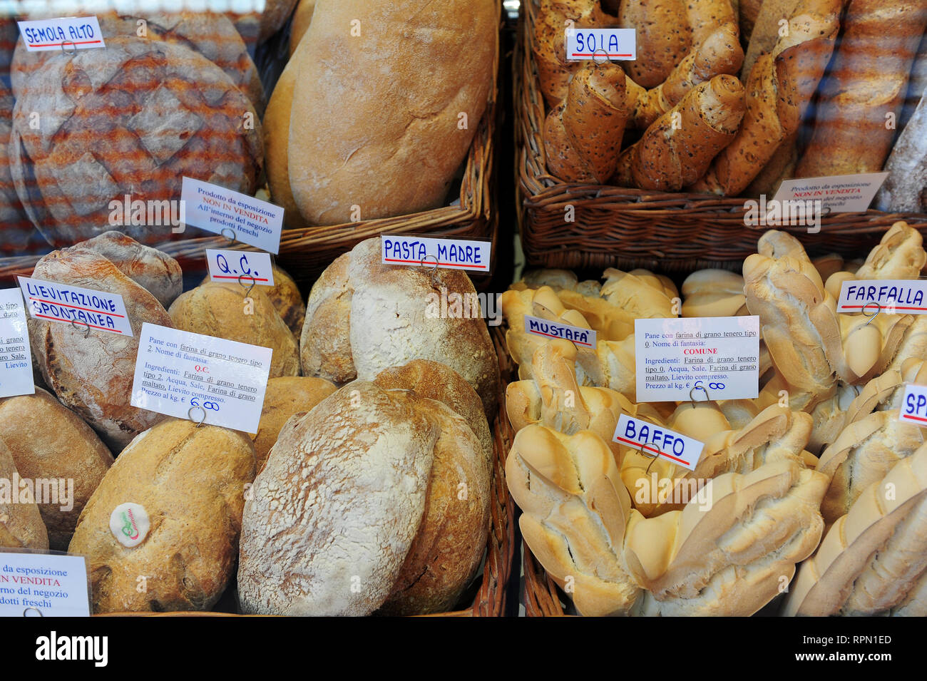 Diversi tipi di pane sul display nella finestra di atti delicatezza shop nel centro di Bologna, Italia Foto Stock
