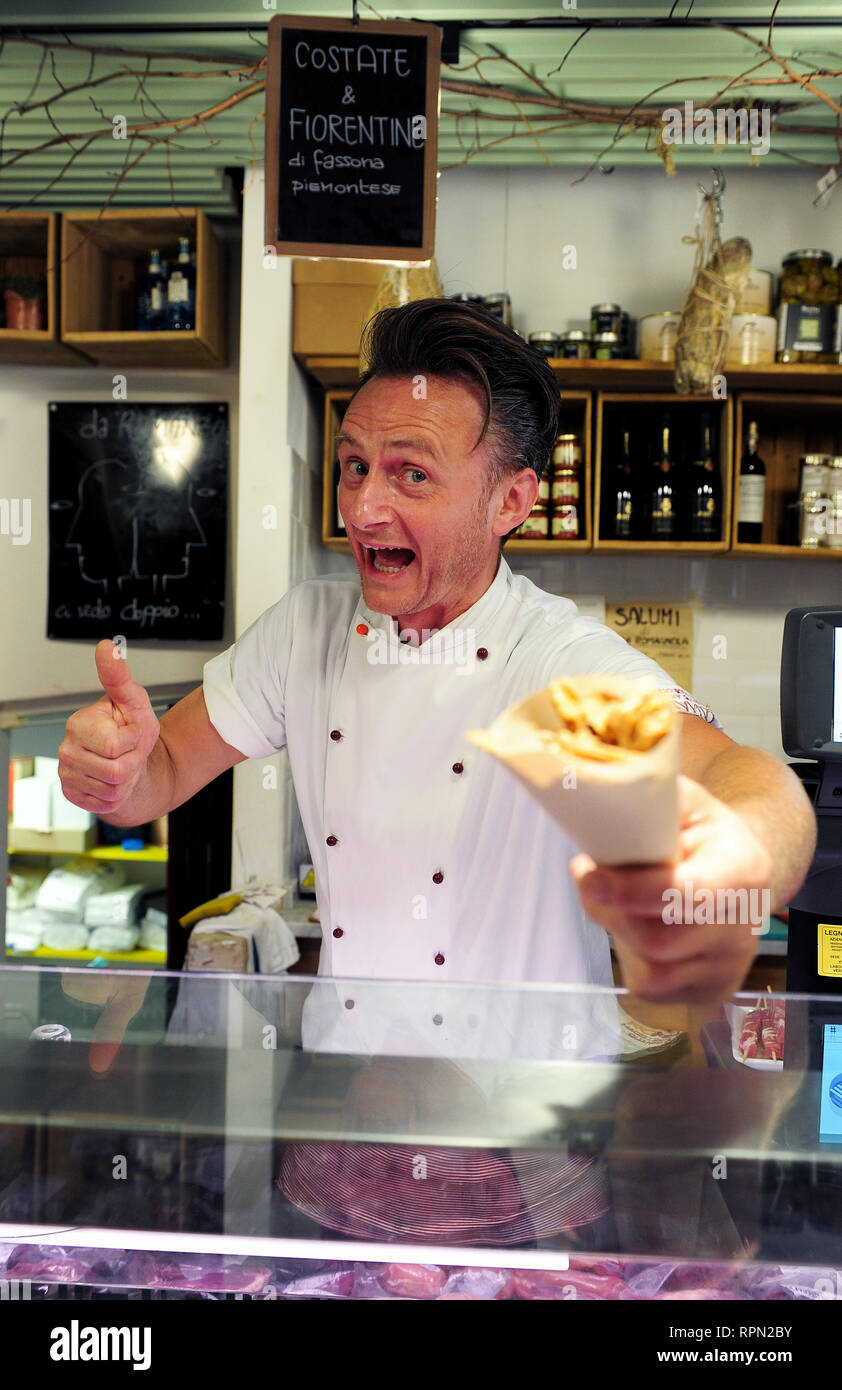 Un ritratto proposto di un venditore al mercato di mezzo, uno dei più popolari mercati coperti di Bologna Foto Stock