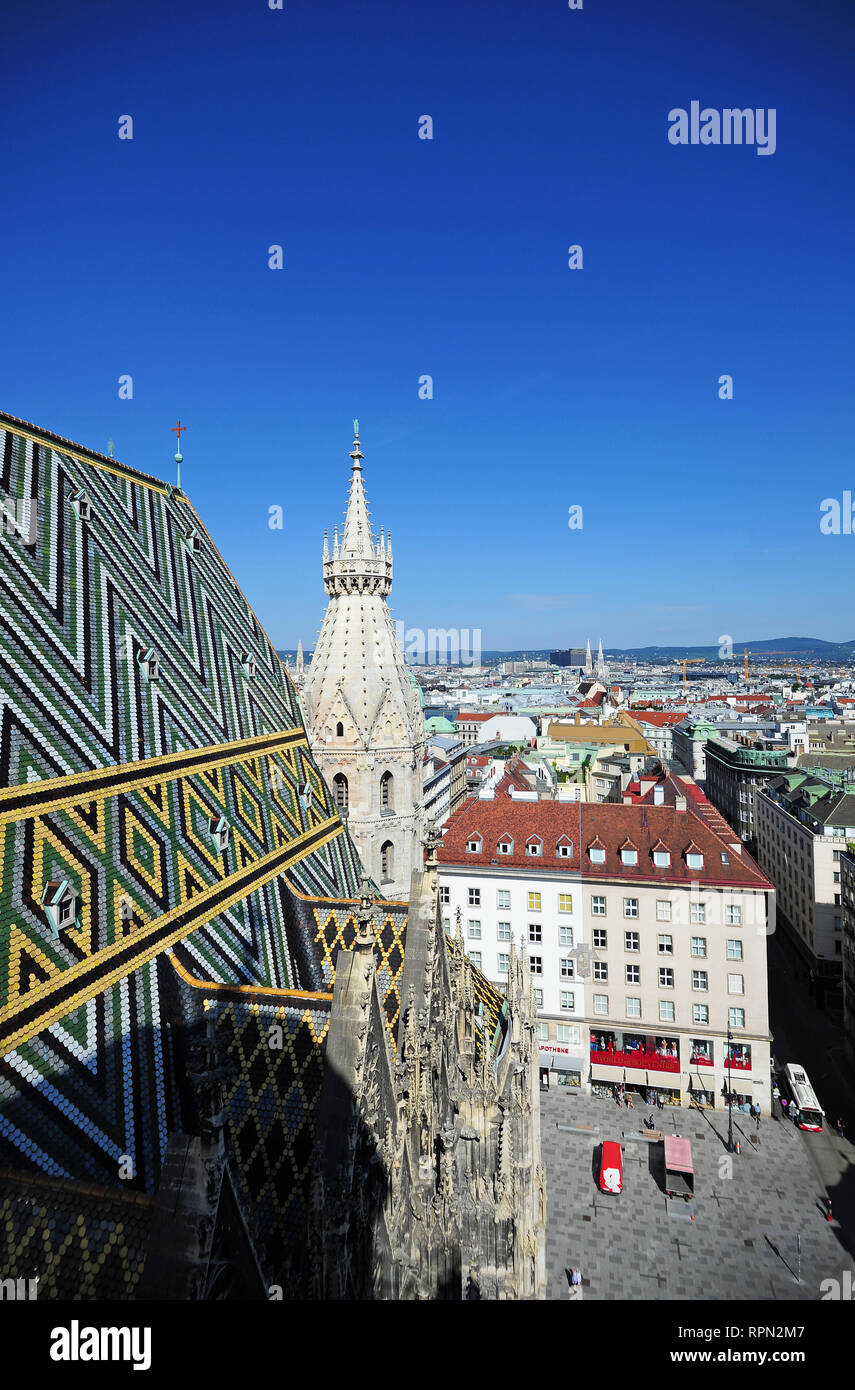 La vista dalla torre nord di Stephansdom, Vienna, Austria Foto Stock