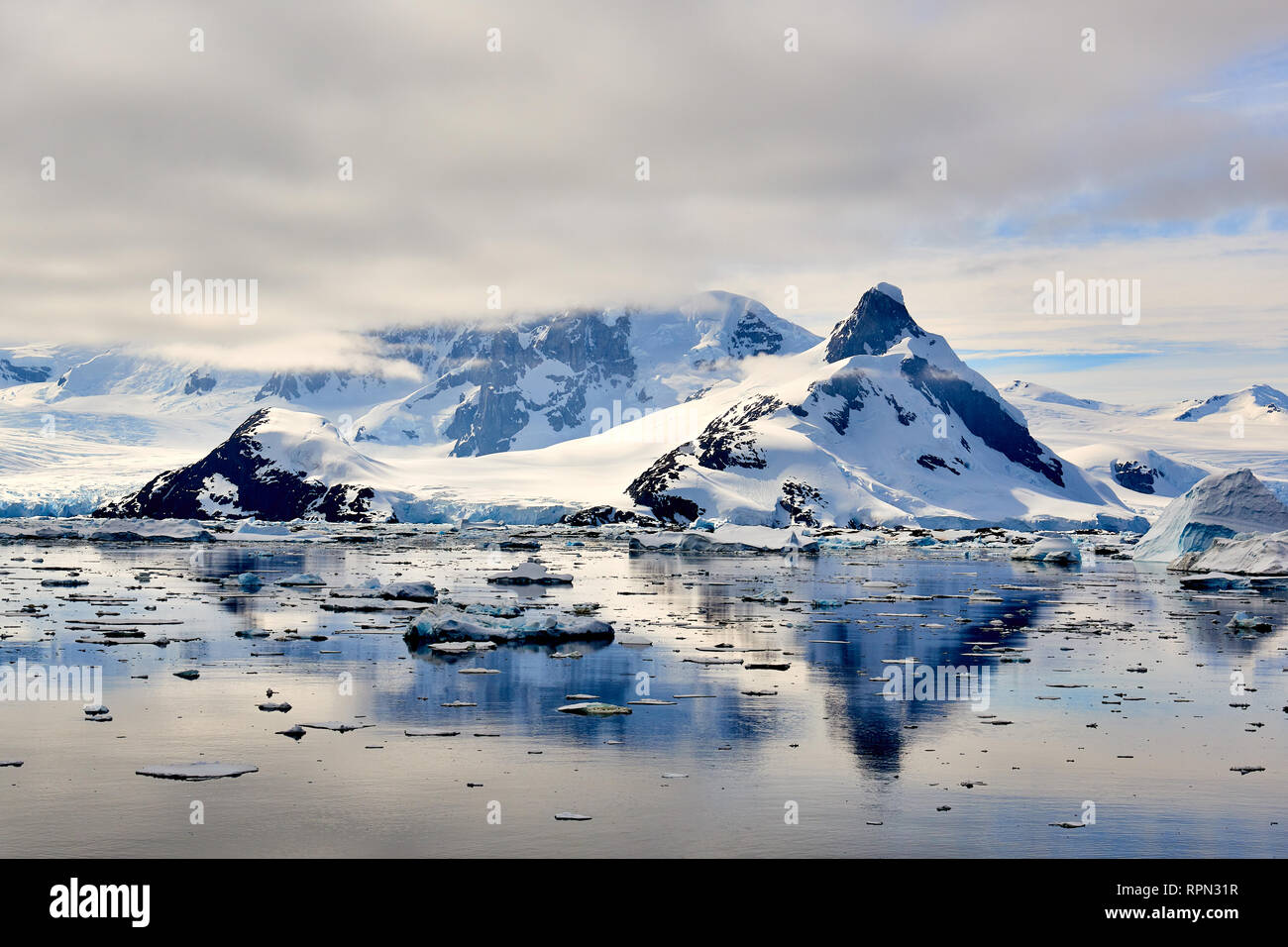 Nella foto è raffigurato il iceberg nel sud Atlantico. Questo wintery scena è stata catturata da una barca. Foto Stock