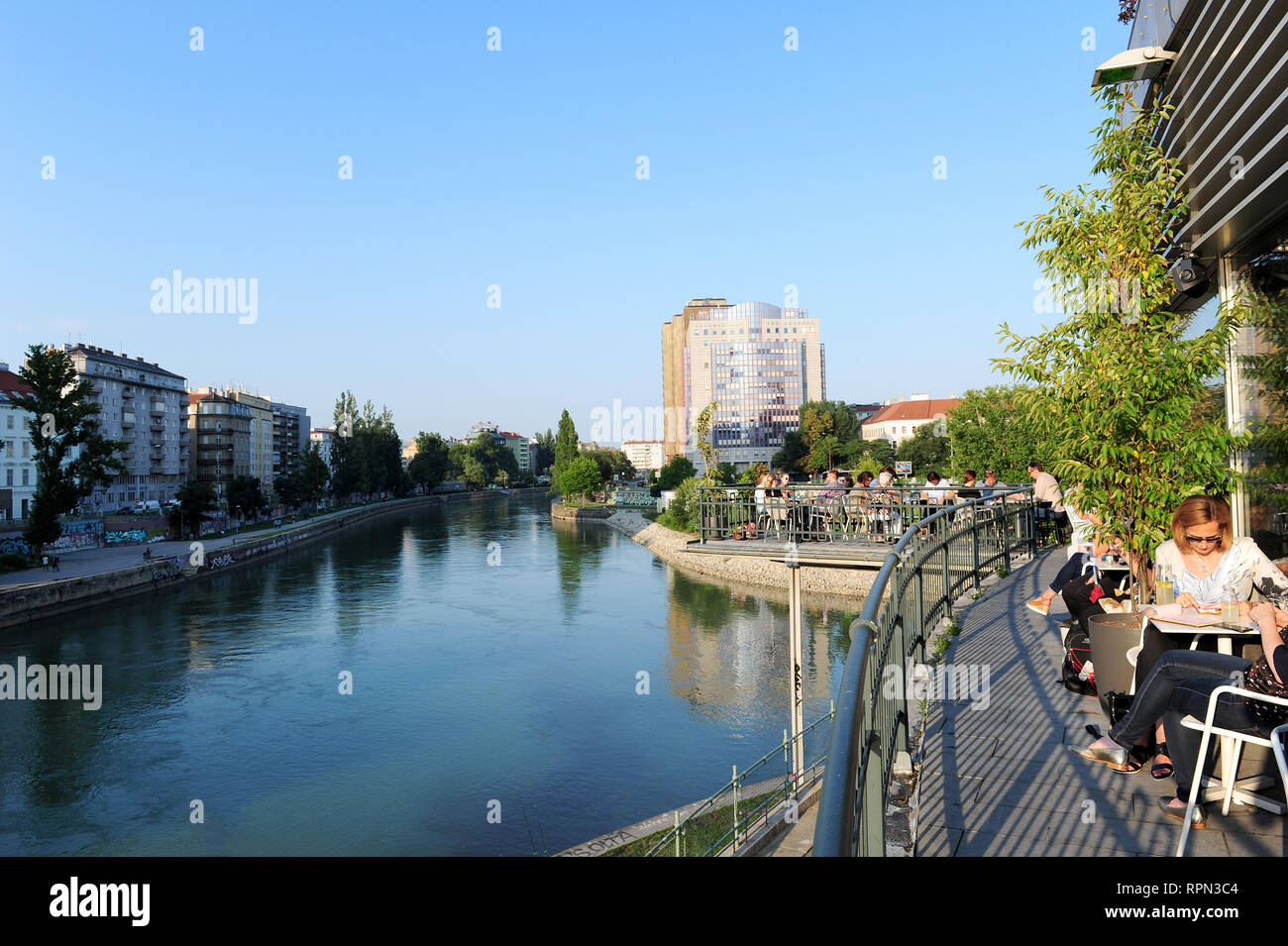 Persone agghiaccianti sulla terrazza del Café Kylo dal Donaukanal a Vienna, in Austria Foto Stock