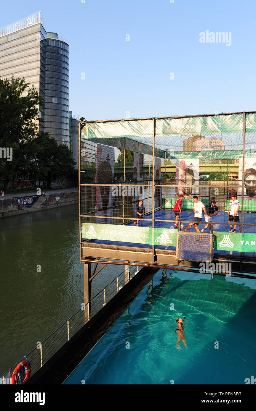 La piscina galleggiante sul canale del Danubio e del campo di calcio sulla parte superiore a Badeschiff, Vienna, Austria Foto Stock