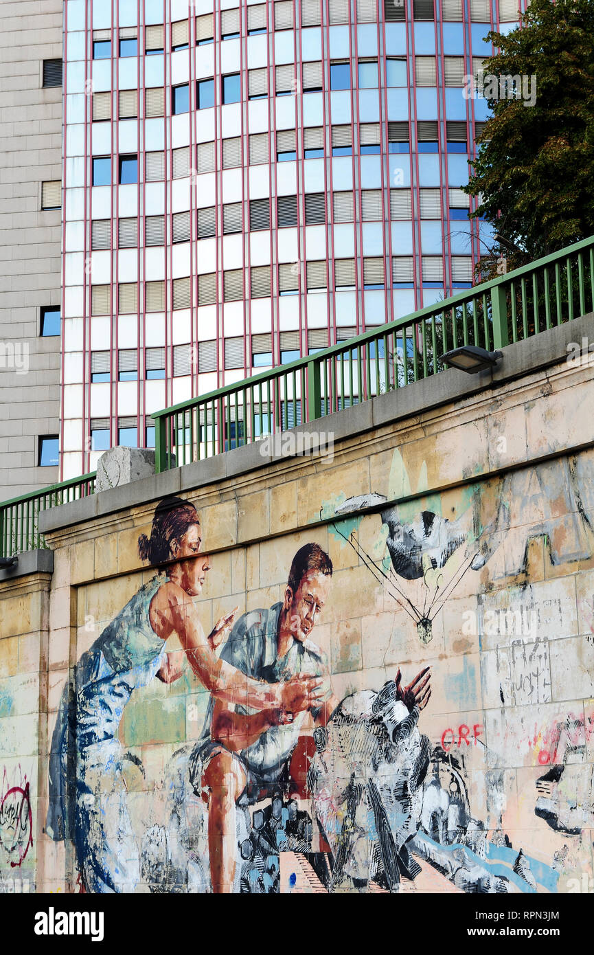 Arte di strada lungo il canale del Danubio (Donaukanal), Vienna, Austria Foto Stock