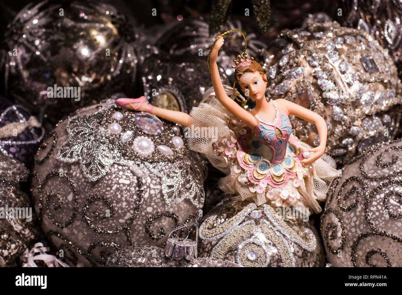 Decorazioni Natalizie Ballerine.Ballerina Decorazioni Natalizie Il Tutto In Un Colore E Sfondo Grigio Foto Stock Alamy