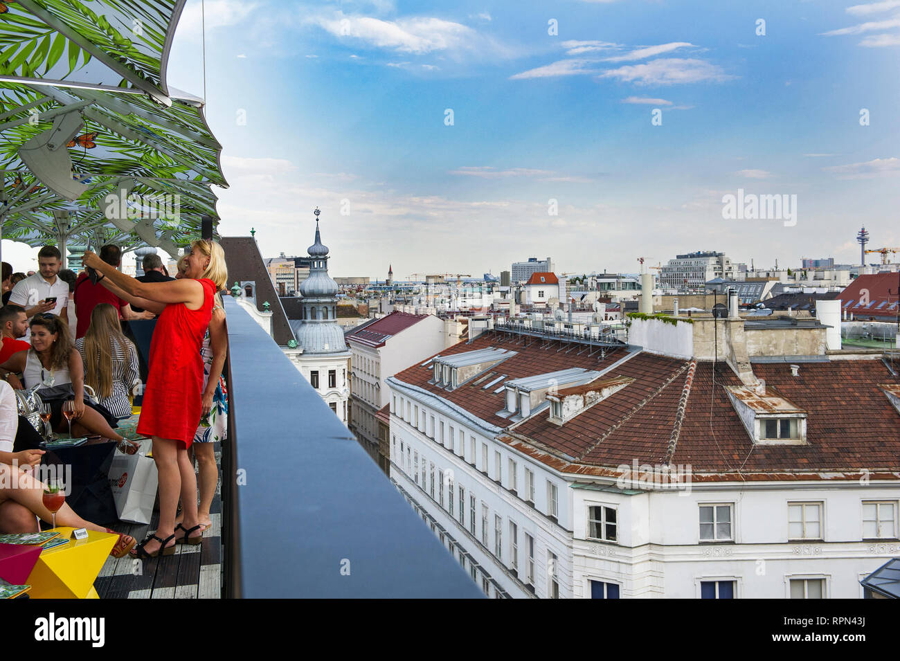 Due signore prendendo un selfie con la vista della città in background dal bar sul tetto di Lamée hotel a Vienna, in Austria Foto Stock