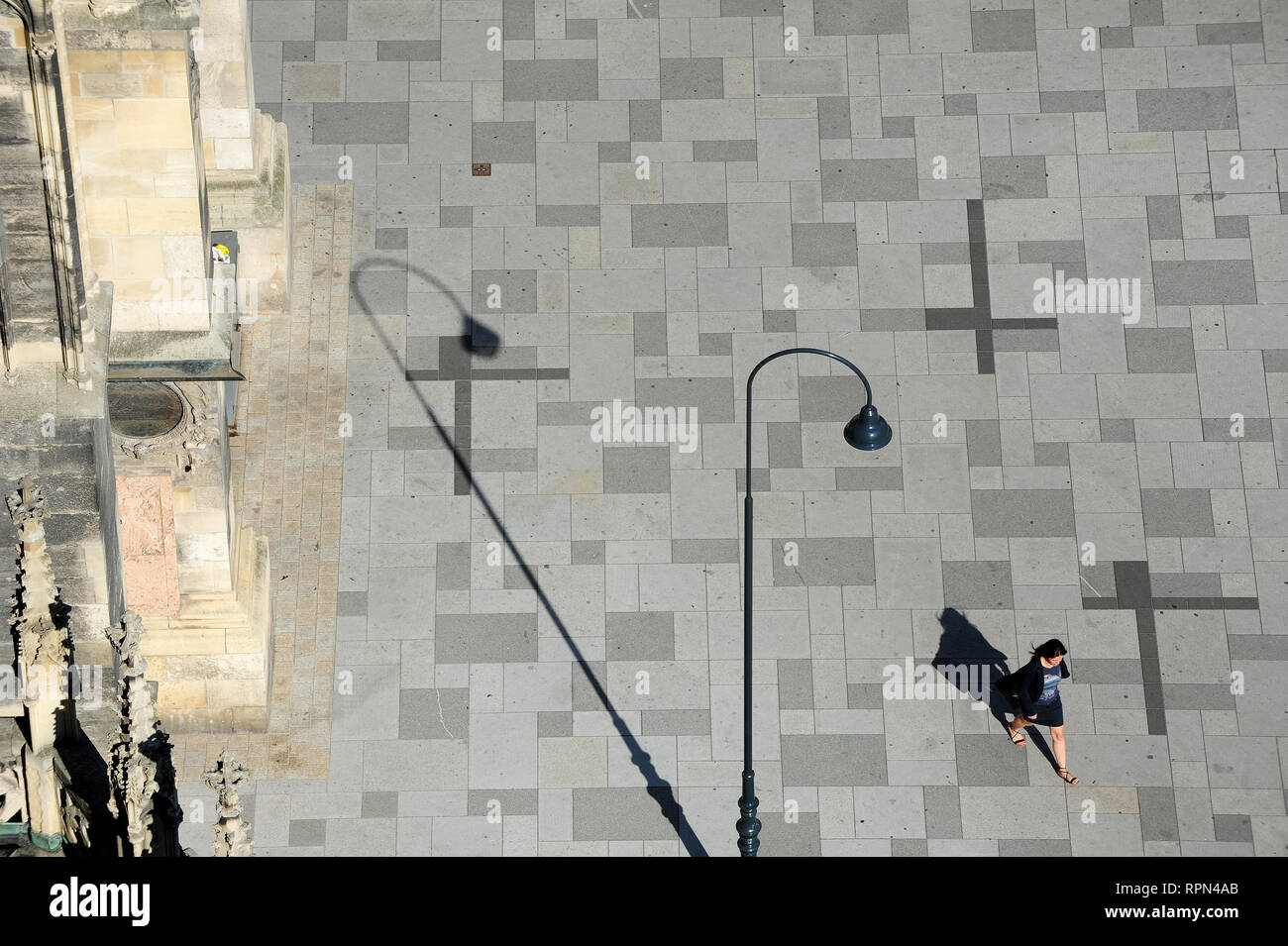 Vista dal di sopra della donna che cammina sul rinnovato di recente pavimentazione della piazza del Duomo di Santo Stefano a Vienna, in Austria Foto Stock