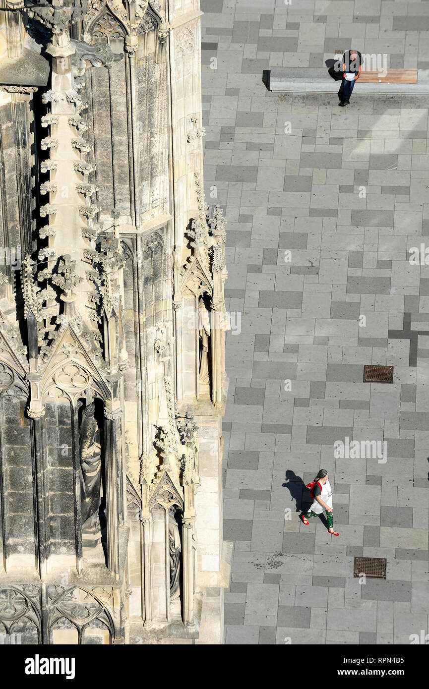 Vista da sopra delle persone che camminano sul rinnovato di recente pavimentazione della piazza del Duomo di Santo Stefano a Vienna, in Austria Foto Stock
