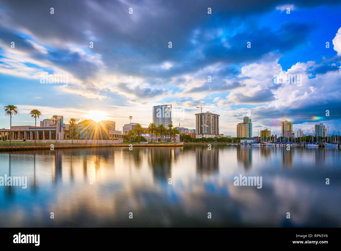 San Pietroburgo, Florida, Stati Uniti d'America downtown skyline della città al tramonto sulla baia. Foto Stock