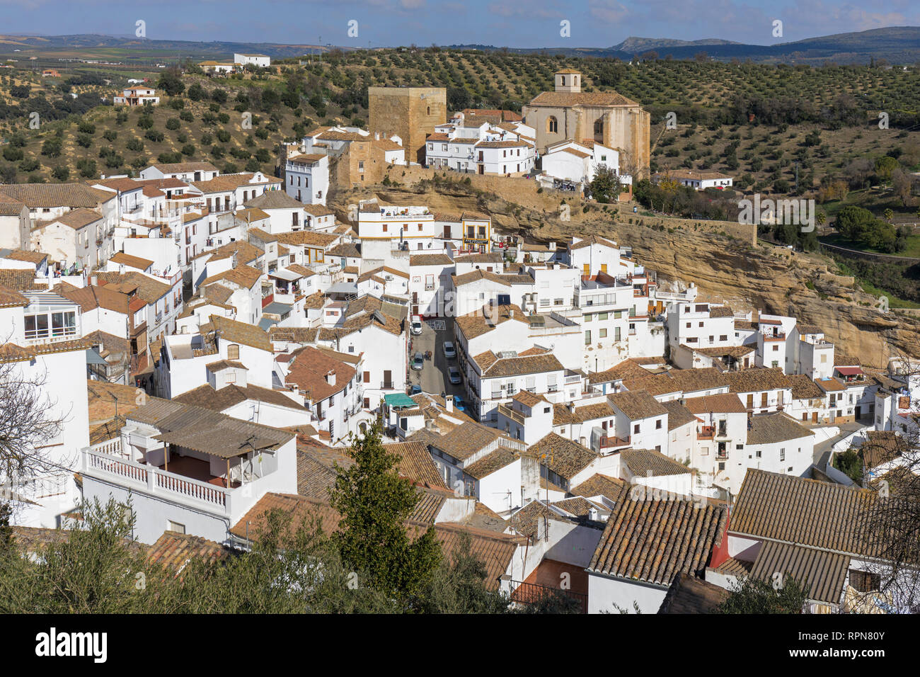 A Setenil de las Bodegas, la provincia di Cadiz Cadice, Spagna. Comunemente noto semplicemente come a Setenil. Vista complessiva. Nel centro, resti del castello costruito durante t Foto Stock