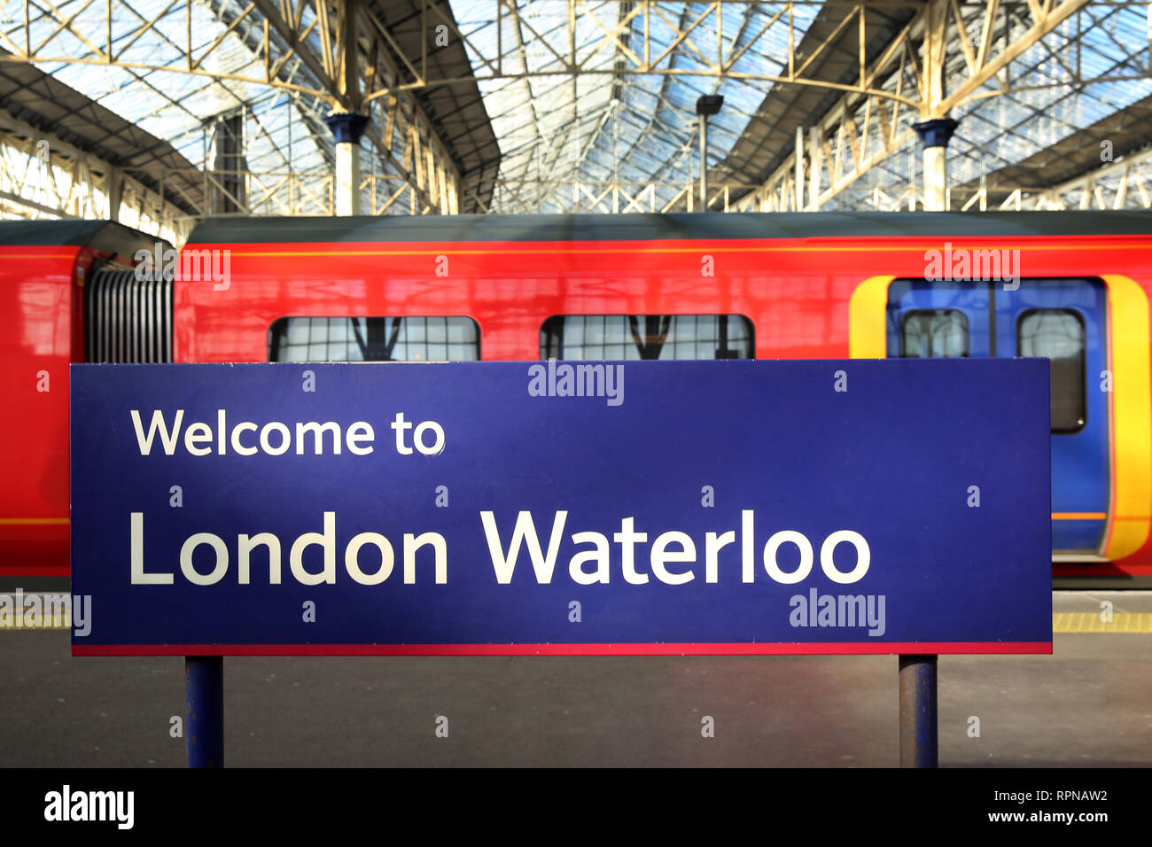 Stazione Waterloo di Londra con alcuni treni in background, Inghilterra. Foto Stock