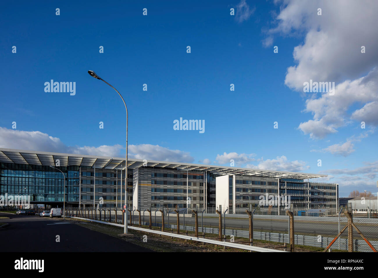 Approccio con vista del complesso edilizio. Centro di ricerca per il Campus Urbalad, Michelin, Cebazat, Francia. Architetto: Chaix & Morel et Associés, 2018. Foto Stock