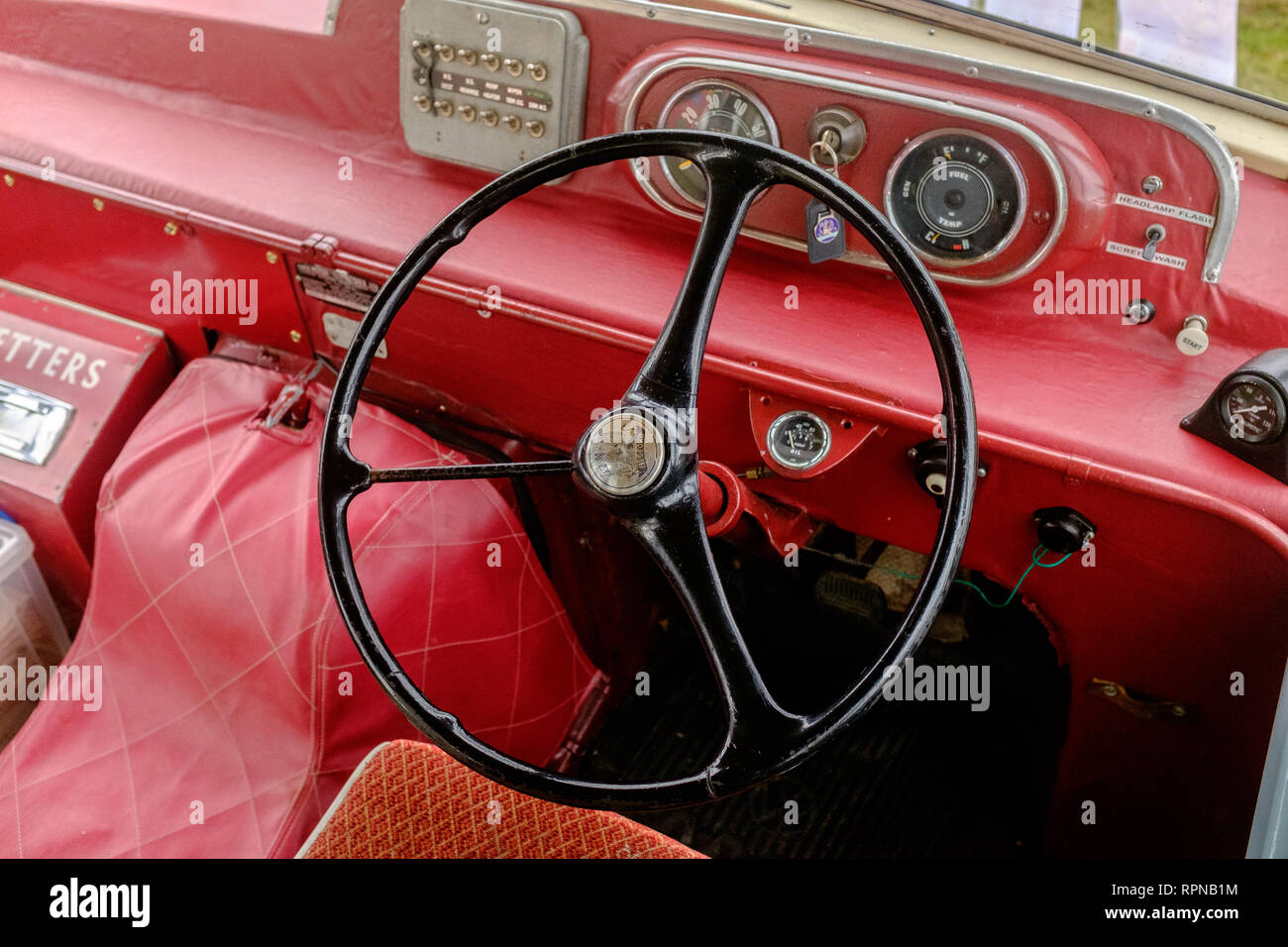 Vista interna del classico bus Bedford ,guardando giù al sedile di guida e il cruscotto. Parte di un display di veicoli storici Fort William Highlands scozzesi Foto Stock