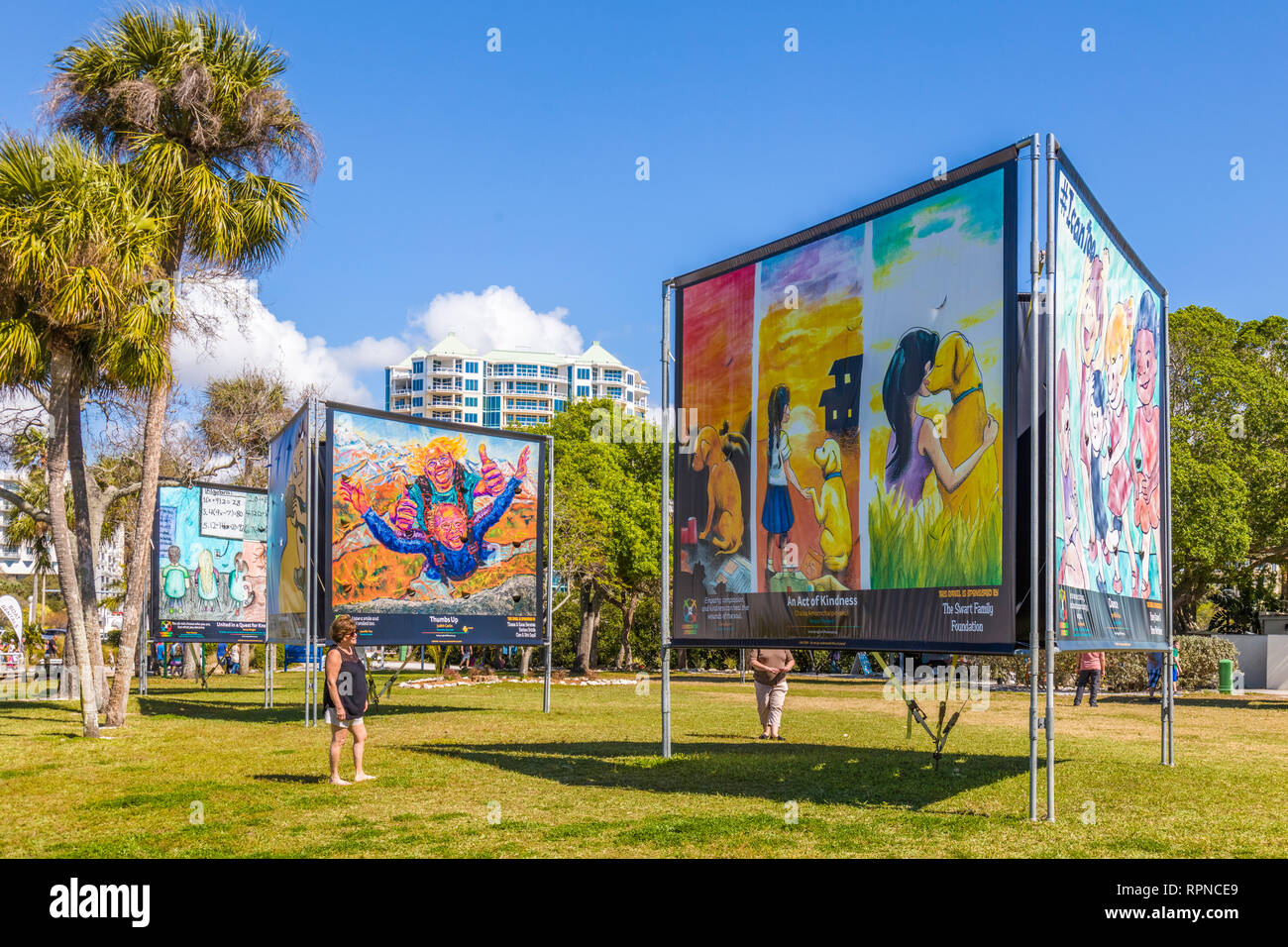 Abbracciando le nostre differenze display in Bayfront Park in Sarasota Florida Foto Stock