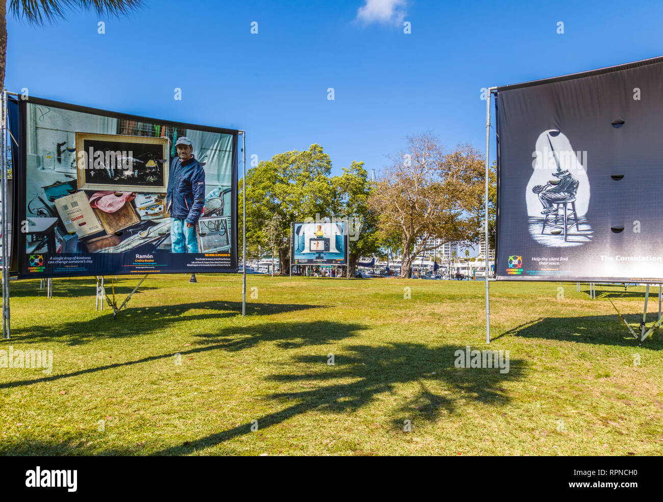 Abbracciando le nostre differenze display in Bayfront Park in Sarasota Florida Foto Stock