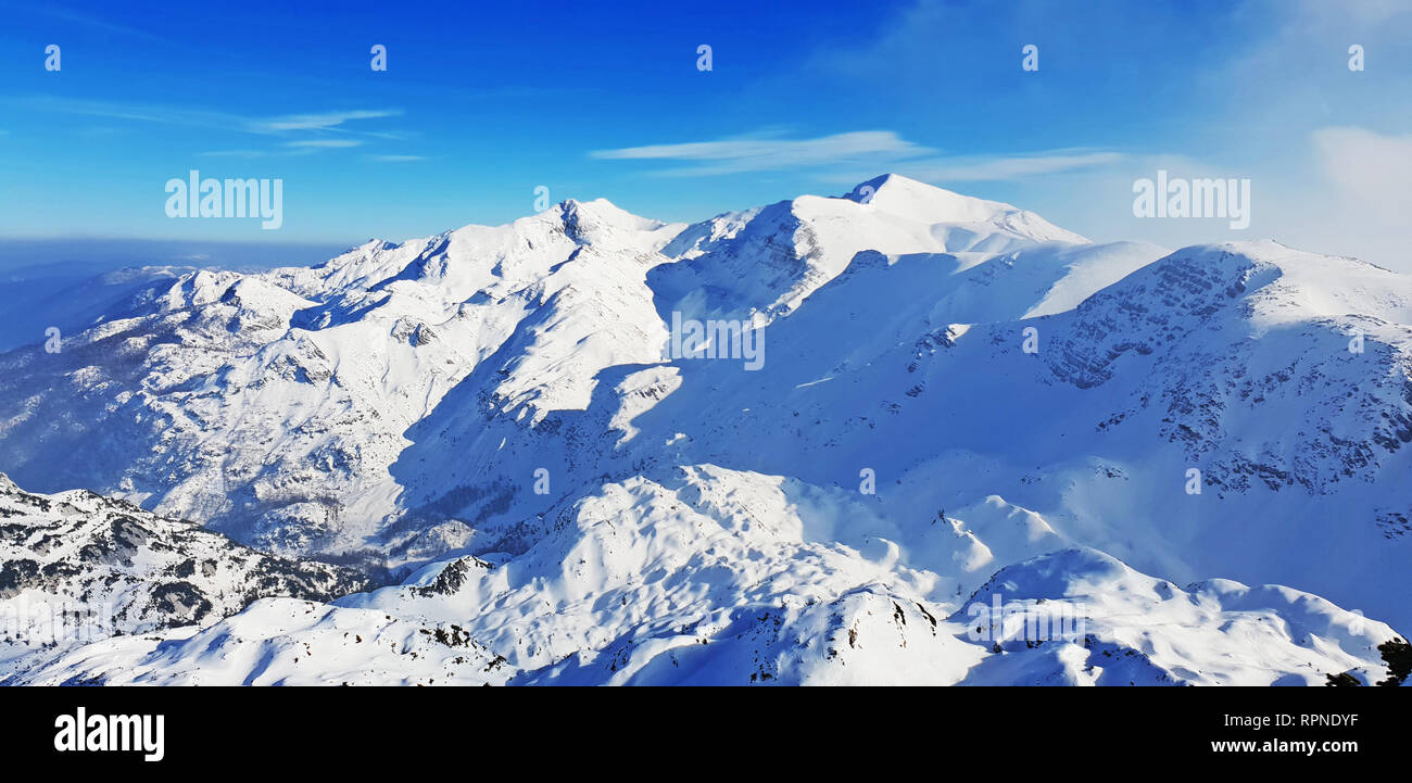 Vista panoramica delle montagne innevate ski resort Vogel in Slovenia Foto Stock
