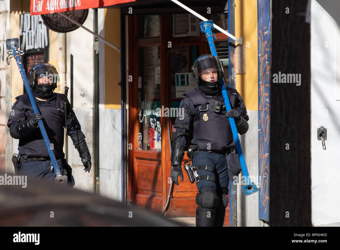 La polizia ha visto con travi di contenimento durante lo sfratto. Quattro famiglie hanno dovuto lasciare le loro case si trova in 11 Argumosa Street a Madrid perché non possono permettersi il canone di affitto che era aumentato del 300%. Le forze di polizia nazionali applicate lo sfratto ordini nonostante la pressione esercitata dagli attivisti che si erano riuniti lì. Foto Stock