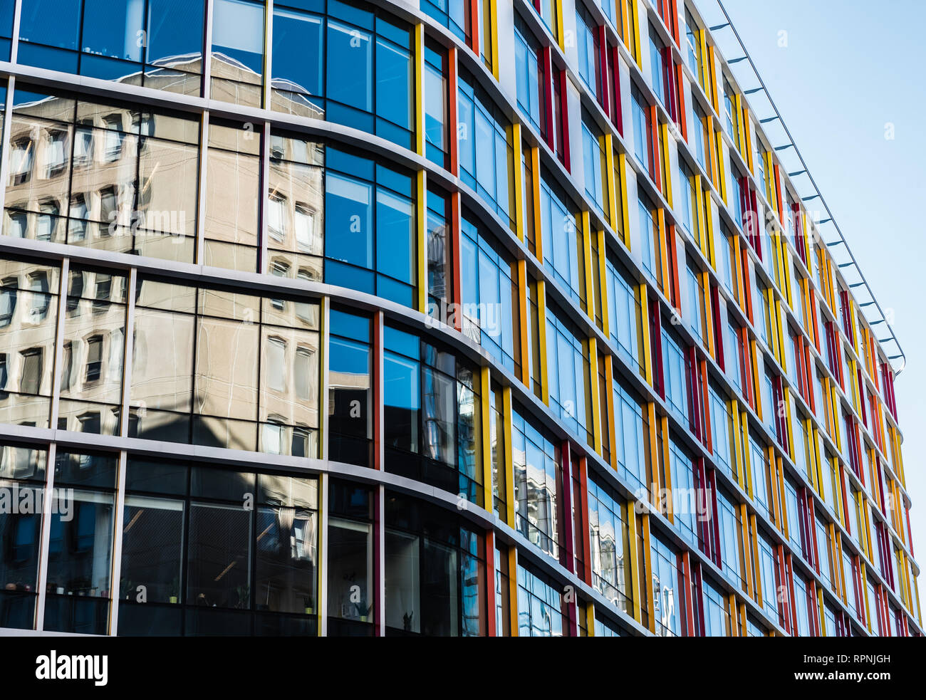 Città di Bruxelles / Belgio - 02 15 2019: facciata di una contemporanea edificio colorato con riflessioni di un vecchio edificio in th in vetro e acciaio constr Foto Stock