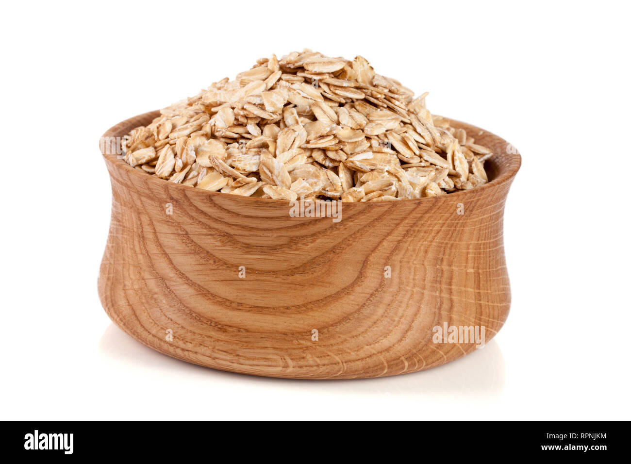 Fiocchi di avena in una ciotola di legno isolato su sfondo bianco Foto Stock