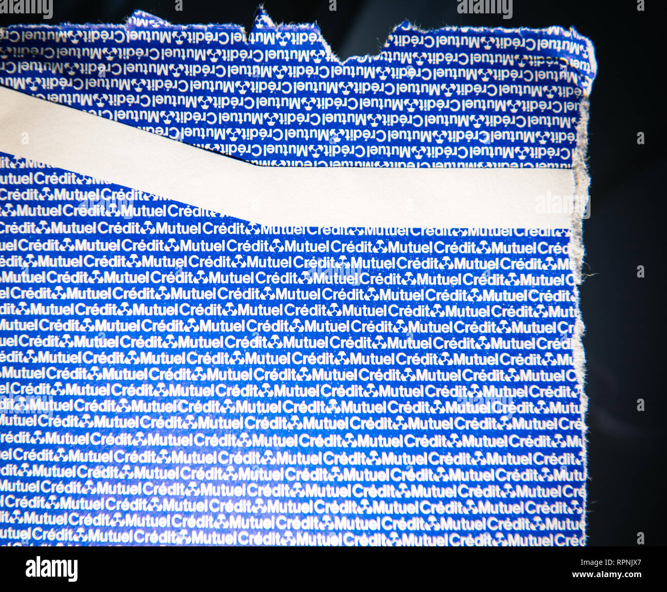 Parigi, Francia - Ott 4, 2018: dettaglio della busta spezzata con più Credit Mutuel bank stampato all'interno con il colore blu Foto Stock