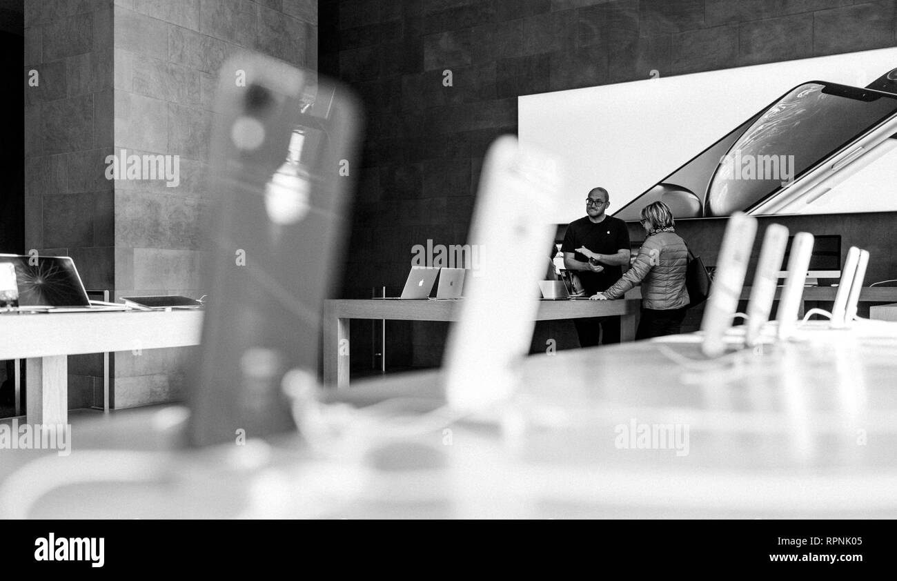 Parigi, Francia - Ott 26, 2018: ultima iPhone XR smartphone nel negozio Apple Computer durante il giorno del lancio - indietro e immagine bianco Foto Stock