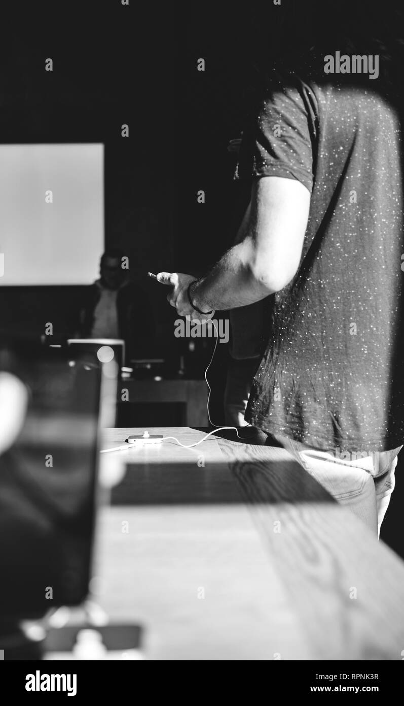 Parigi, Francia - Ott 26, 2018: Uomo con capelli lunghi acquistando un nuovo iPhone XR smartphone nel negozio Apple Computer durante il giorno del lancio - bianco e nero Foto Stock