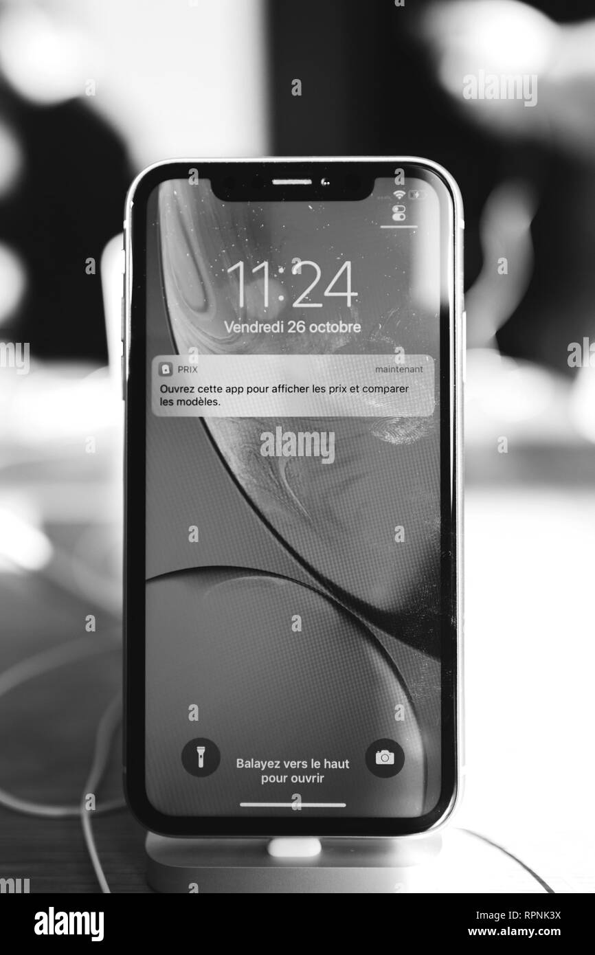 Parigi, Francia - Ott 26, 2018: Nuovo iPhone XR smartphone nel negozio Apple Computer durante il giorno del lancio con blocco schermo Foto Stock