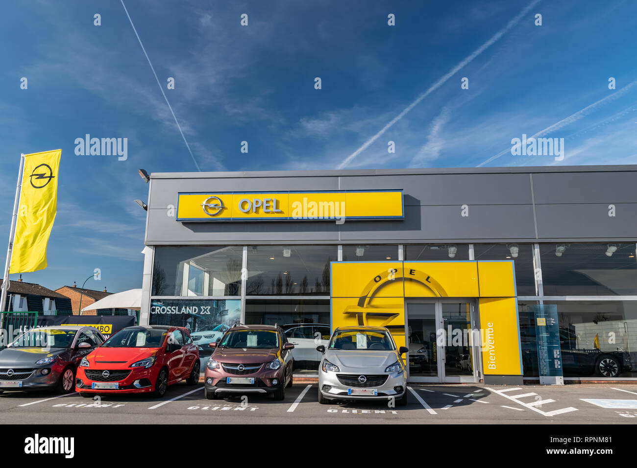 RONCQ, Francia-febbraio 20,2019: marca Opel concessionaria store. Foto Stock