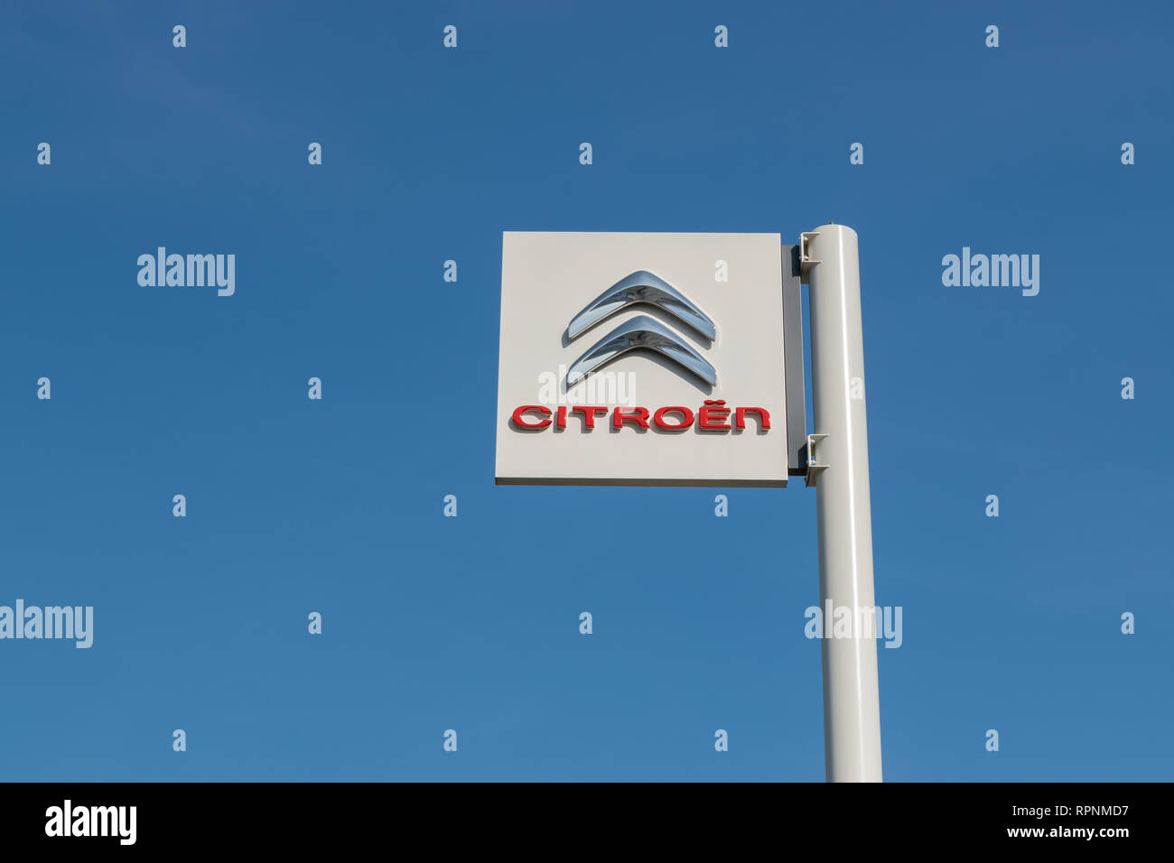RONCQ, Francia-febbraio 20,2019: Citroen logo del marchio su un cielo blu. Foto Stock