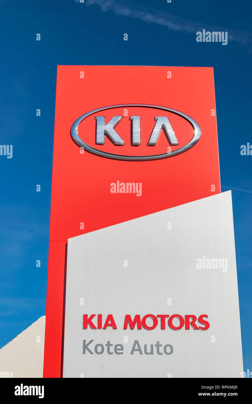 RONCQ, Francia-febbraio 20,2019: KIA logo del marchio su un cielo blu sullo sfondo. Foto Stock