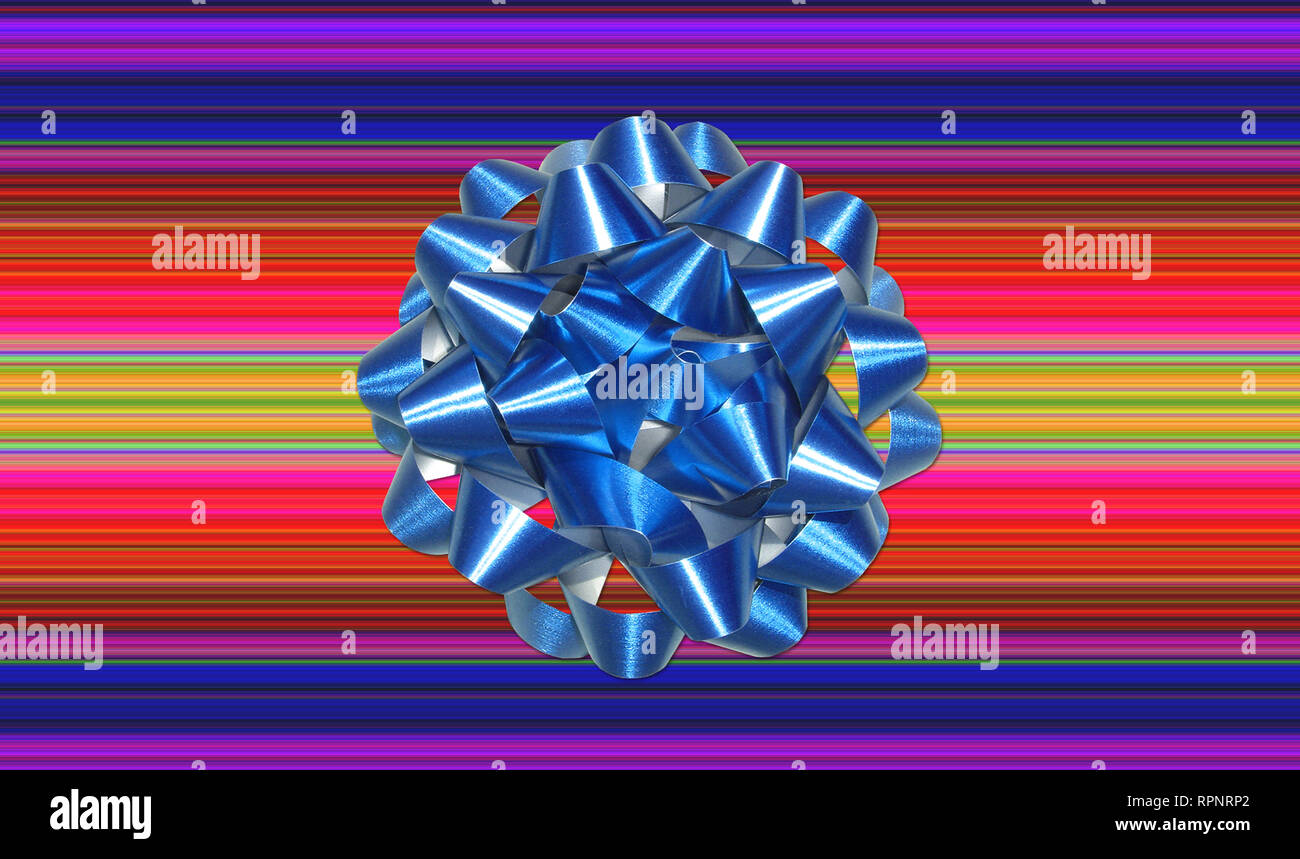 Luminosa colorata confezione regalo con un blu brillante bow Foto Stock