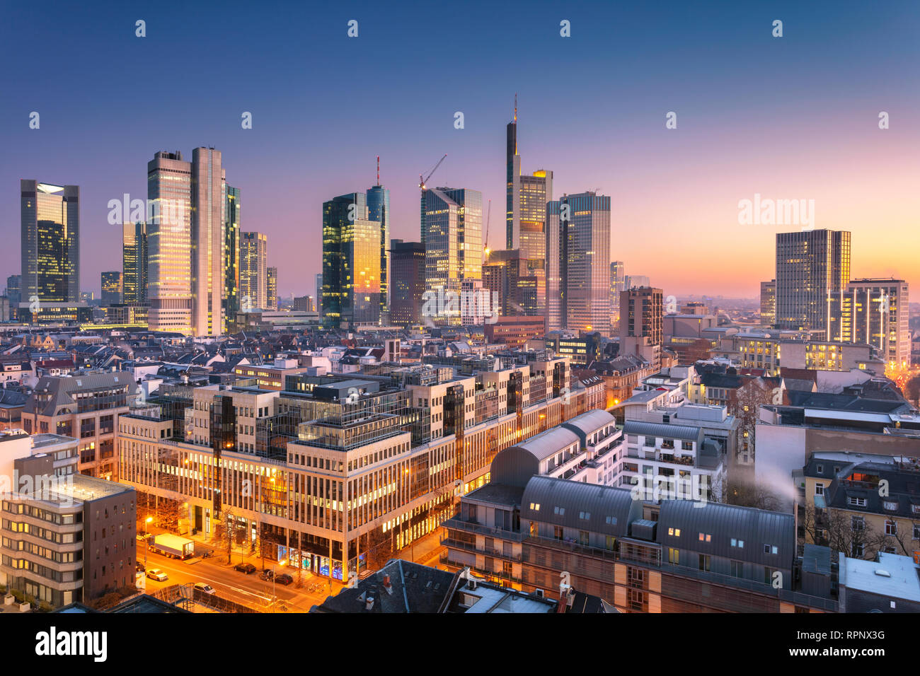 Frankfurt am Main, Germania. Antenna immagine cityscape di Frankfurt am Main skyline durante la bellissima alba. Foto Stock