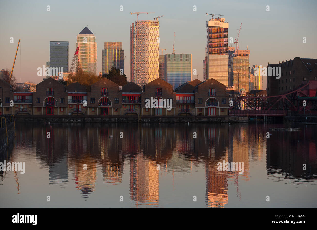 Canary Wharf, Londra est vista sullo skyline, guardando ad est da Wapping, Foto Stock