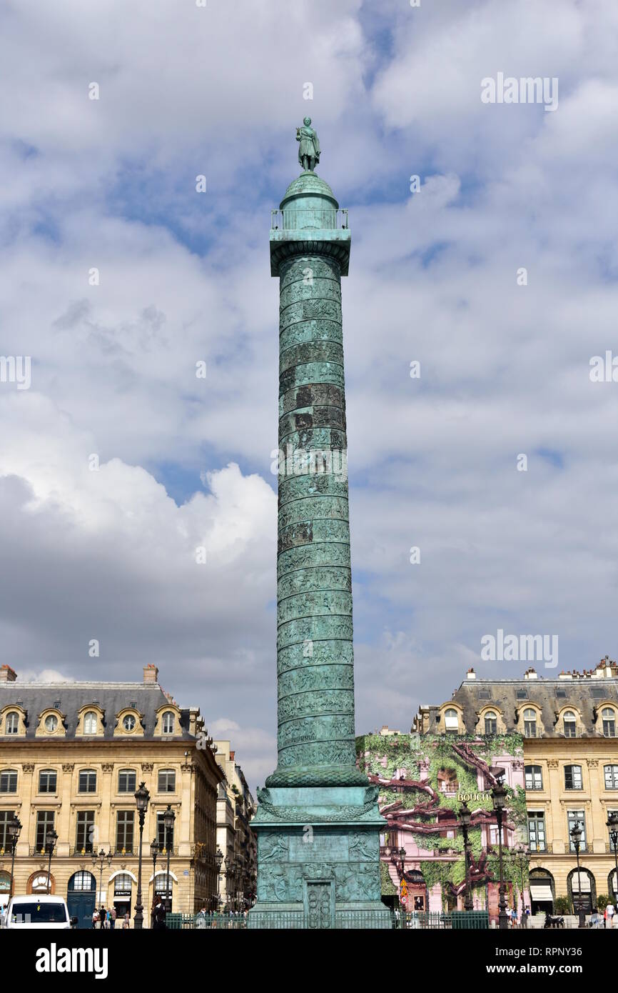Piazza Vendome e colonna con Napoleone Bonaparte statua. Parigi, Francia, 14 ago 2018. Foto Stock