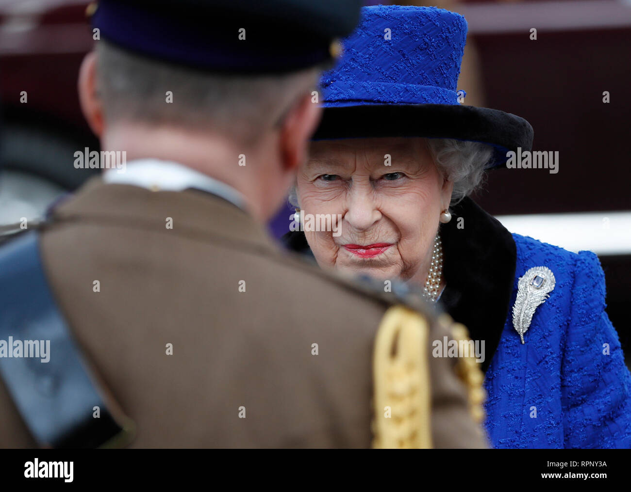 Queen Elizabeth II assiste un servizio per celebrare il centenario della concessione dal Re Giorgio V del prefisso "Royal' per il Royal Army cappellani' Dipartimento, presso le guardie" Cappella, caserma di Wellington, Londra. Foto Stock