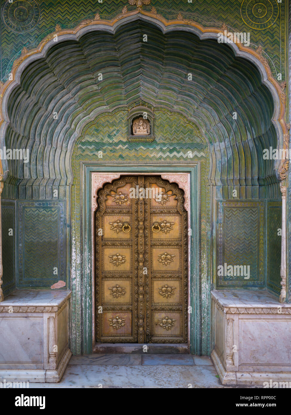 Dettagli architettonici del Peacock Gate, Chandra Mahal, City Palace Jaipur, Rajasthan, India Foto Stock