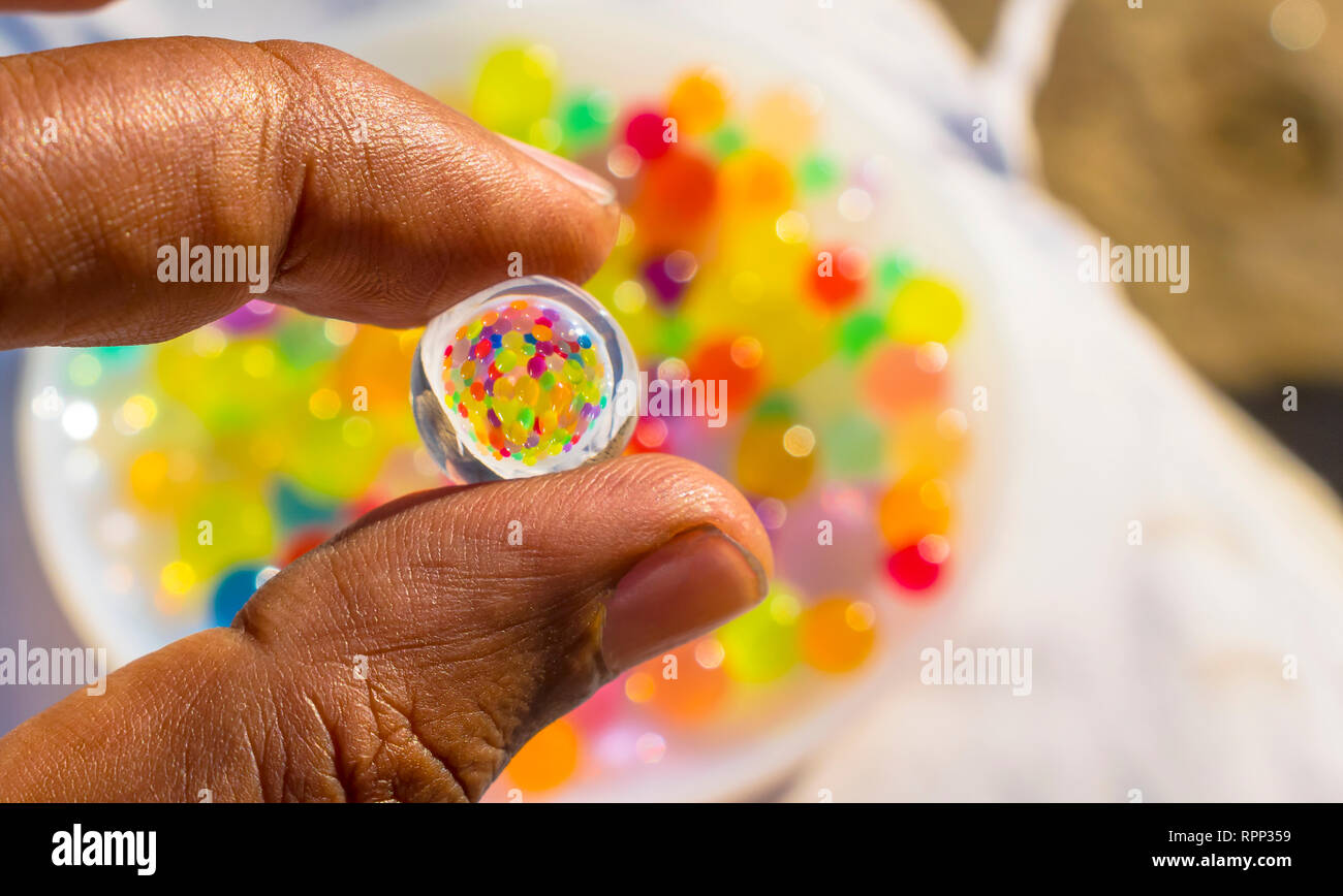 Coloratissime palle riflessione nella sfera di idrogel. Foto Stock