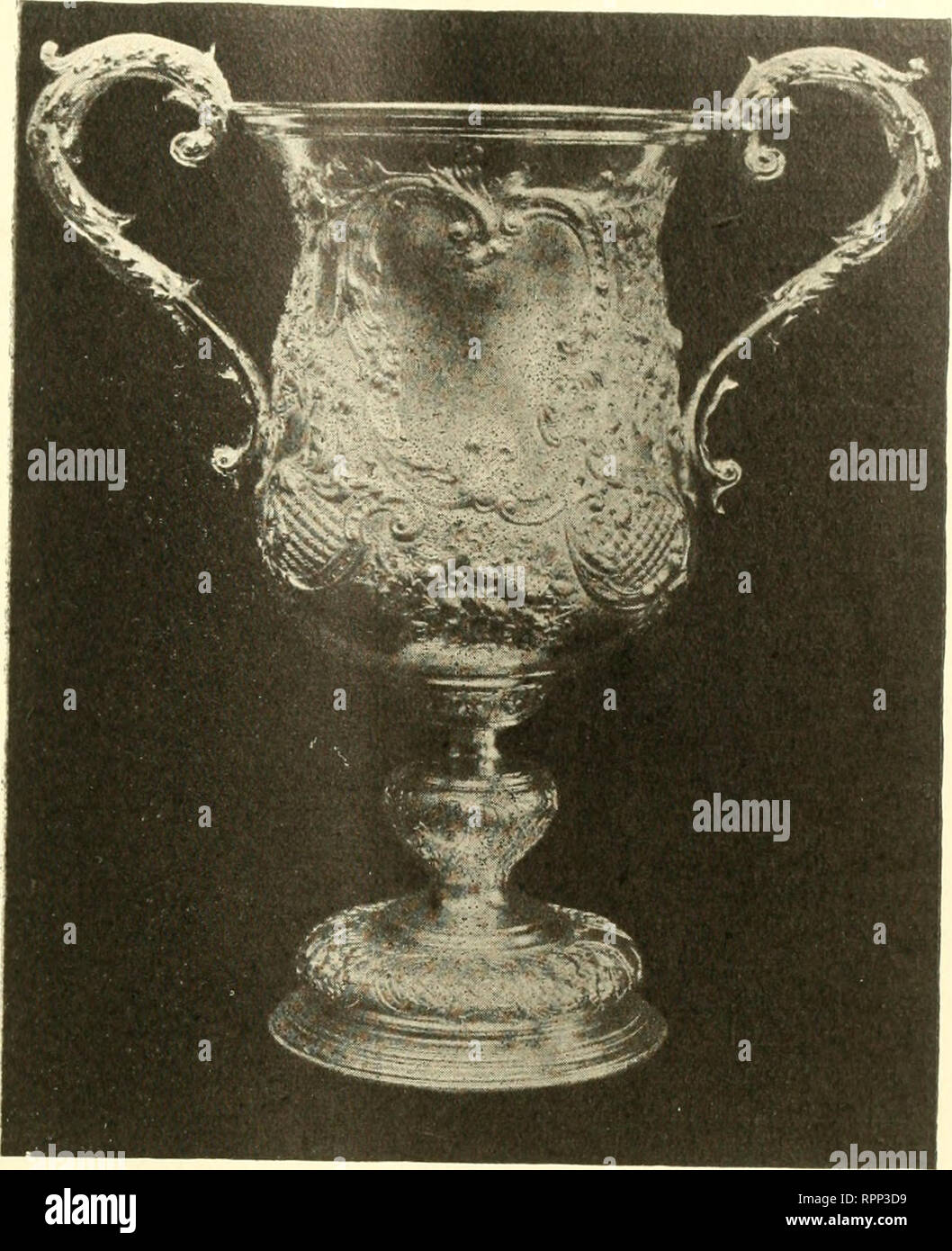 . Il pescatore americano. La pesca. Note e richieste 207. Il primo campionato di calcio per clay-BIRD di ripresa. Il primo campionato su uccelli di argilla. La figura sopra è il campionato •cup ofEered dall'E. C. Powder Co., di quercia- land, N. J. è stato girato per a loro tourna- ment, tenuto Maj^ 5, 6, 7 e 8, a Guttenberg, Parco, N. J., e vinto dal sig. Fred. Gilbert, della Spirit Lake, Iowa, chi è il titolare di diversi •Coppe e premi. Egli è senza dubbio uno dei migliori tiratori a bersagli inanimati in questo •paese e se egli continua a sparare questo mare- figlio come egli sta facendo ora, le sue possibilità per c Foto Stock