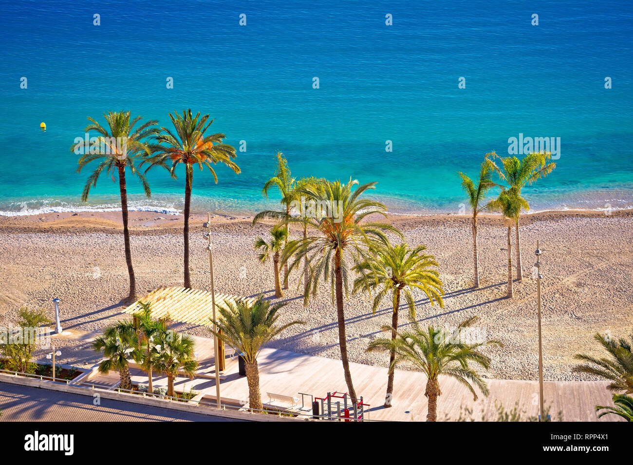 Palm e spiaggia di sabbia im Menton sulla Costa Azzurra, Cote d Azur in Francia Foto Stock