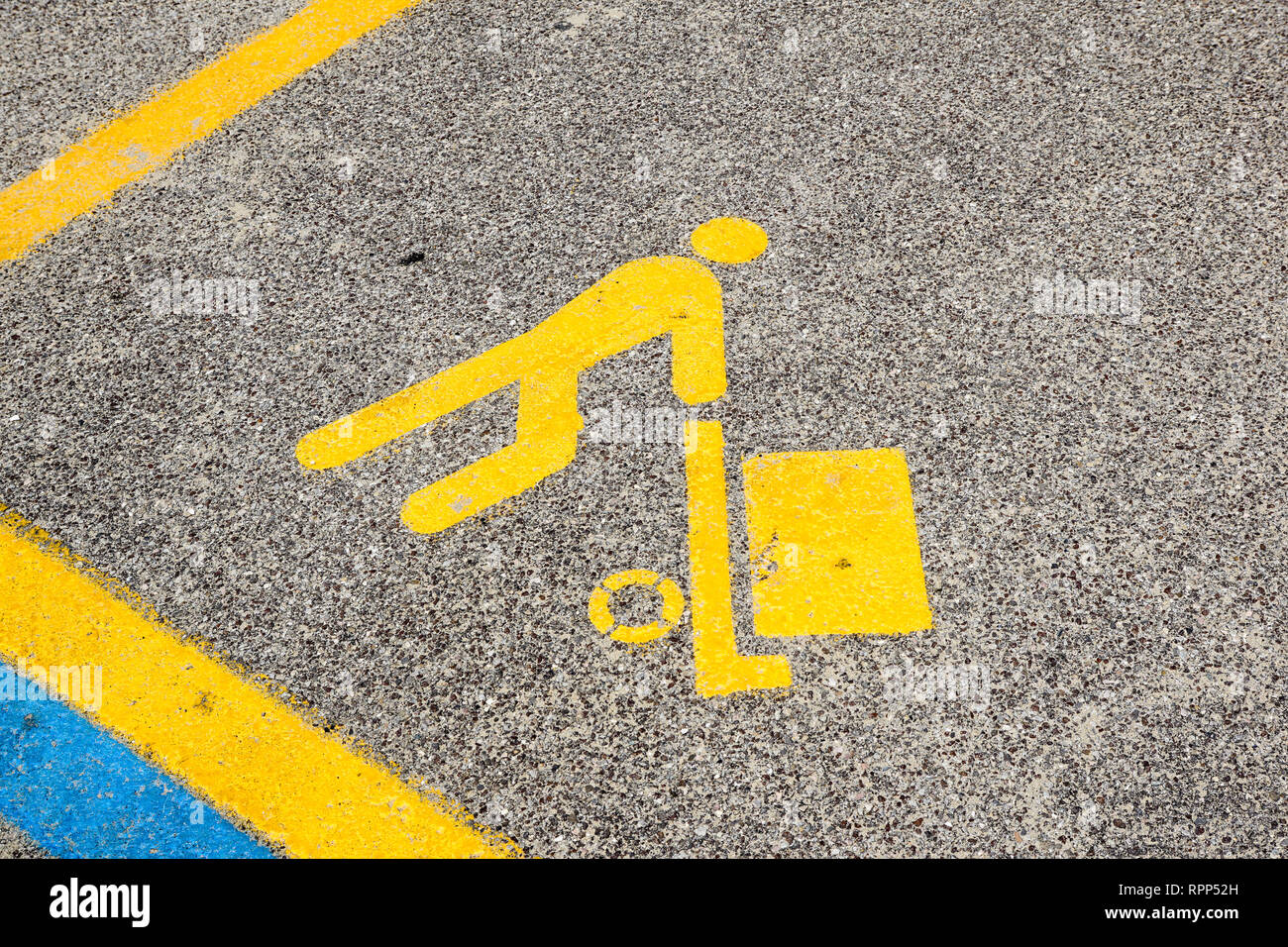 Parcheggio giallo simbolo per il carico e lo scarico di area sul  marciapiede Foto stock - Alamy
