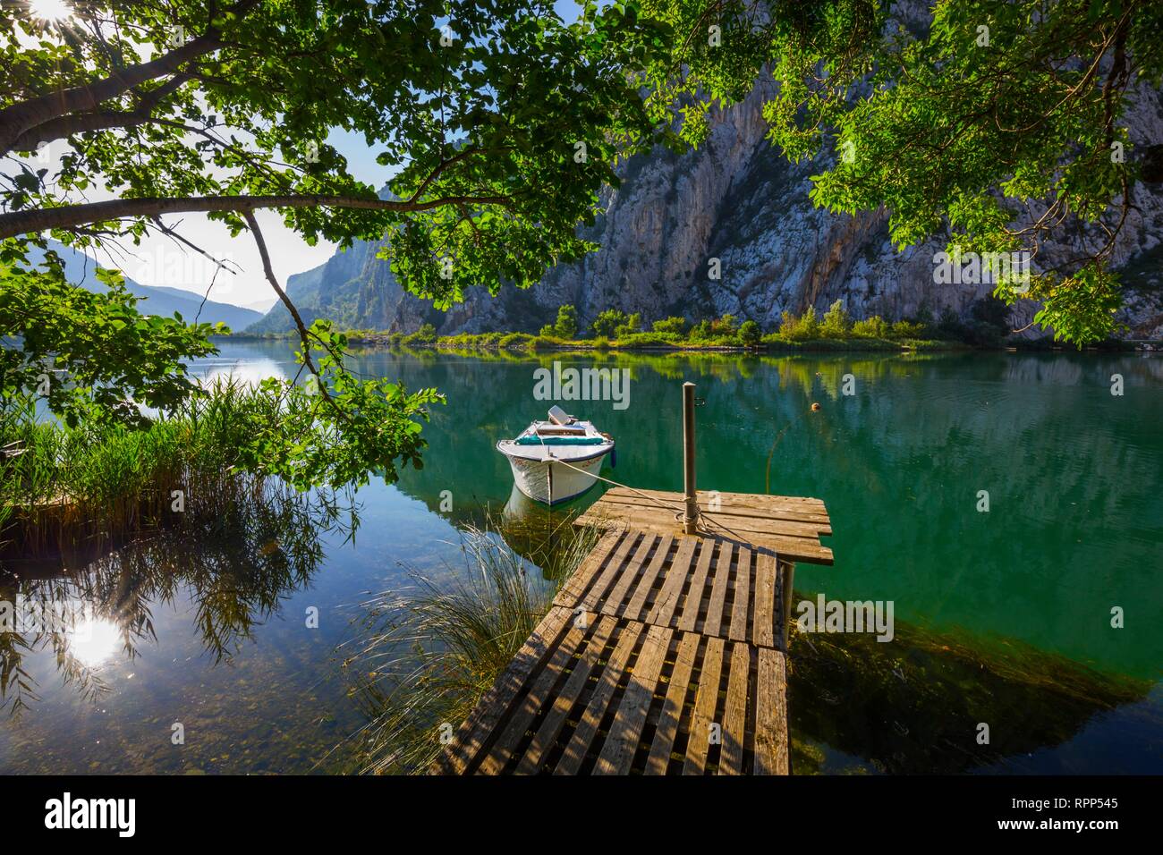 Scenario di mattina fiume Cetina proprio dietro a Omis in Dalmazia Croazia Foto Stock