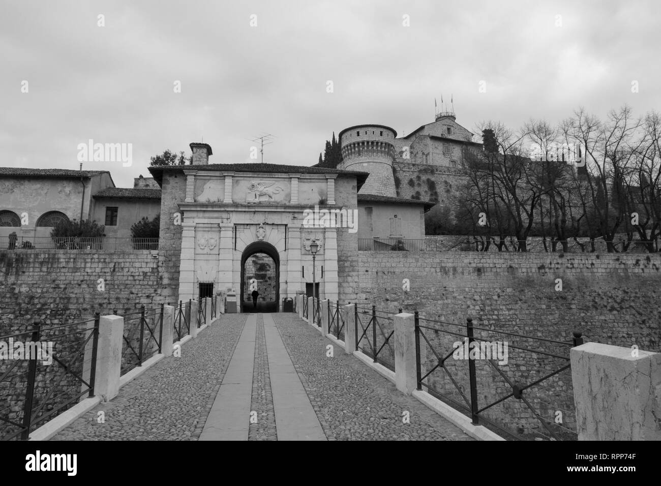 L'Italia, Brescia - 31 dicembre 2017: la vista all'ingresso principale del Castello di Brescia il 31 dicembre 2017, Lombardia, Italia. Foto in bianco e nero. Foto Stock