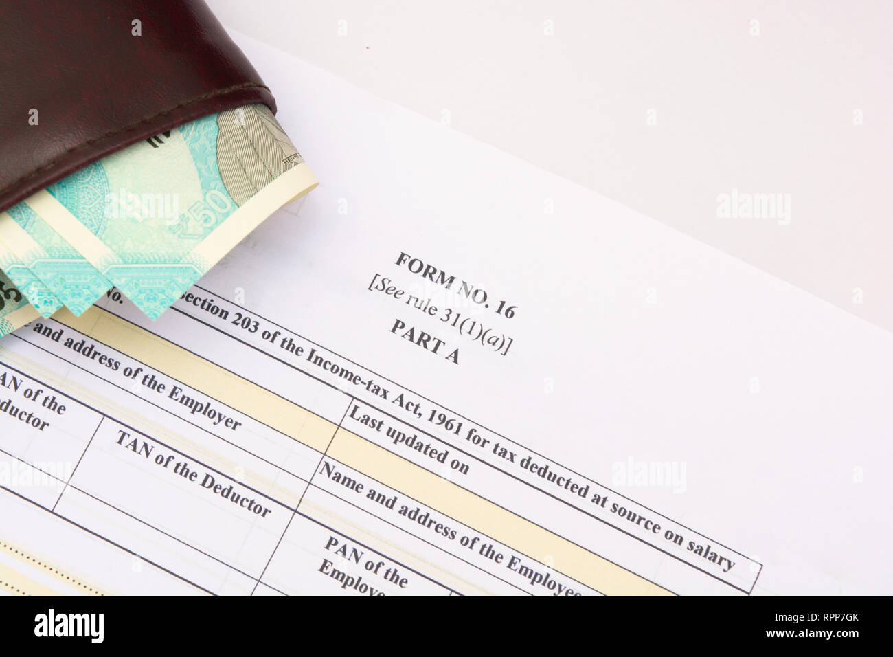 16 forma un certificato di un datore di lavoro problemi al dipendente quando TDS è dedotto dal datore di lavoro Foto Stock