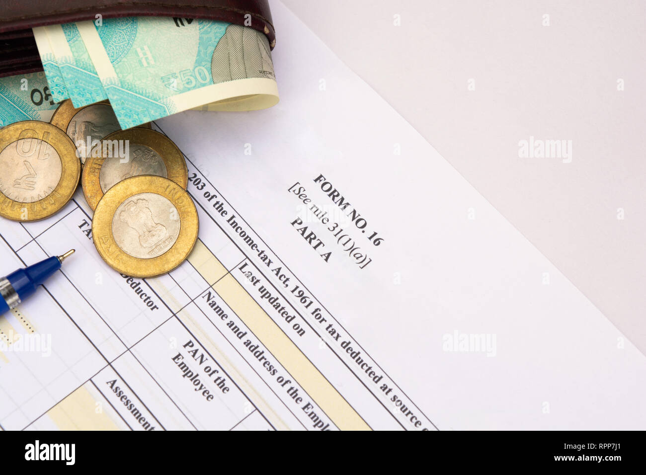 16 forma un certificato di un datore di lavoro problemi al dipendente quando TDS è dedotto dal datore di lavoro Foto Stock